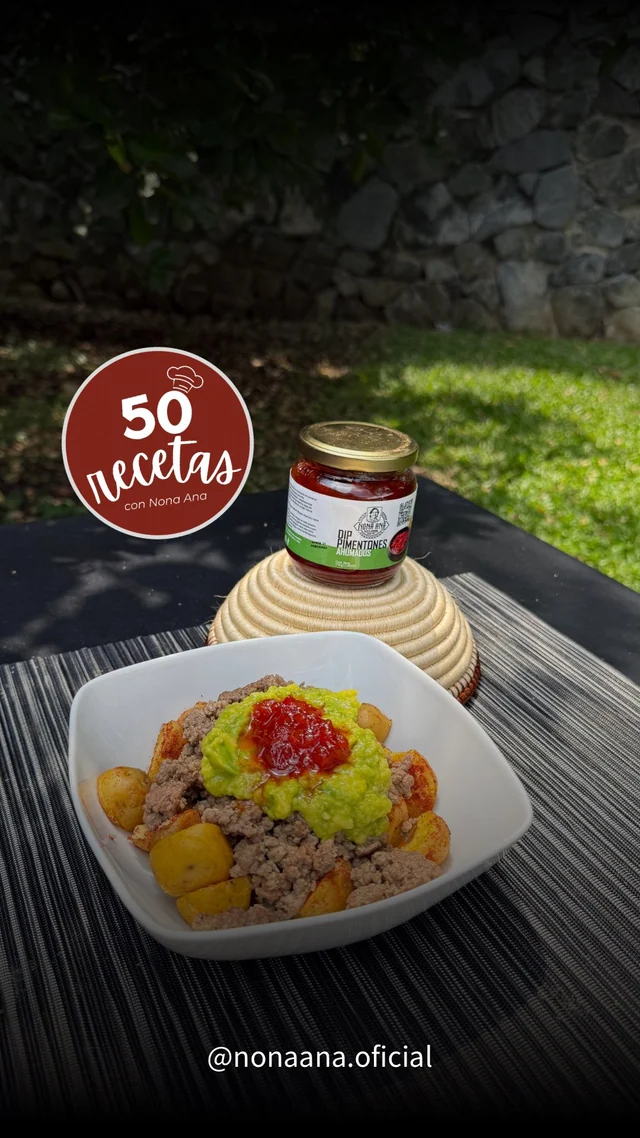 Bowl de papas, carne y aguacate con dip de pimentones, receta de Nona Ana